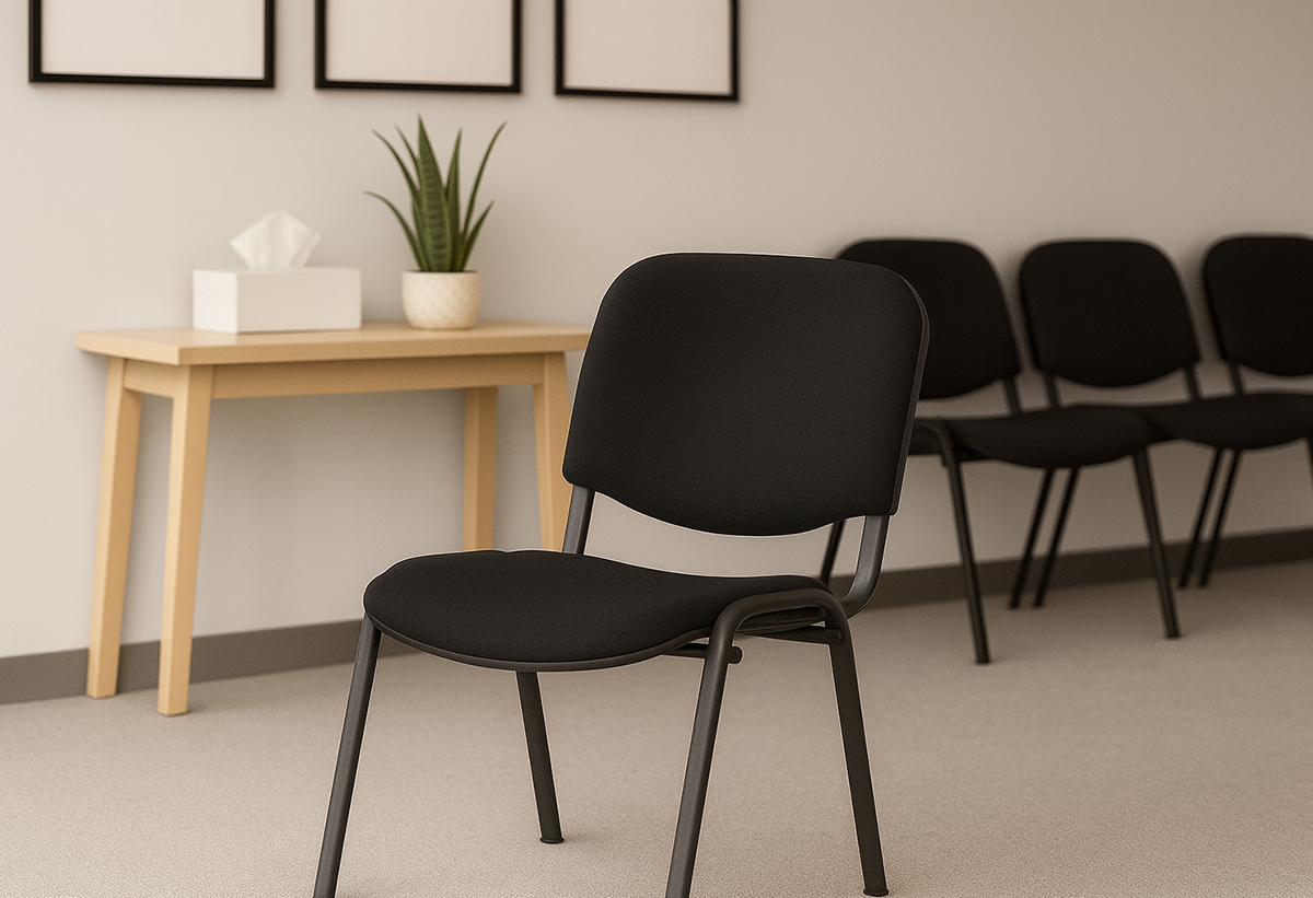 Απεικονίζεται η καρέκλα επισκέπτη σε έναν χώρο αναμονής.